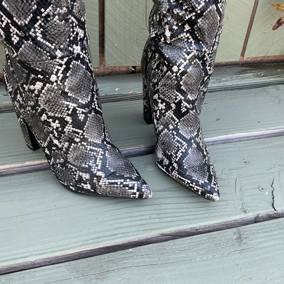 Steve Madden Rouge Black & White Snakeskin Block Heel Knee High Boots, Size 7.5 - Picture 10 of 12